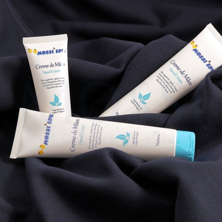 composições de origem biológica, óleo vegetal de jojoba, argão, romã, macadâmia, manteiga de karité, pró-vitamina B5 e água floral de romã,